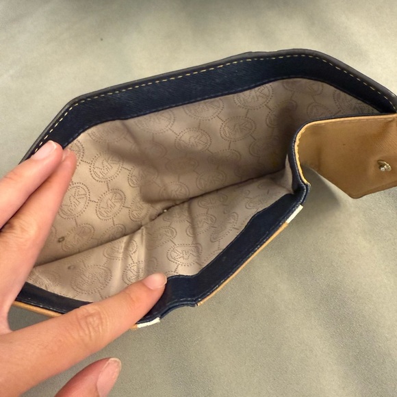 Michael Kors Navy Wallet w/ zipper cream change pouch - Picture 2 of 5